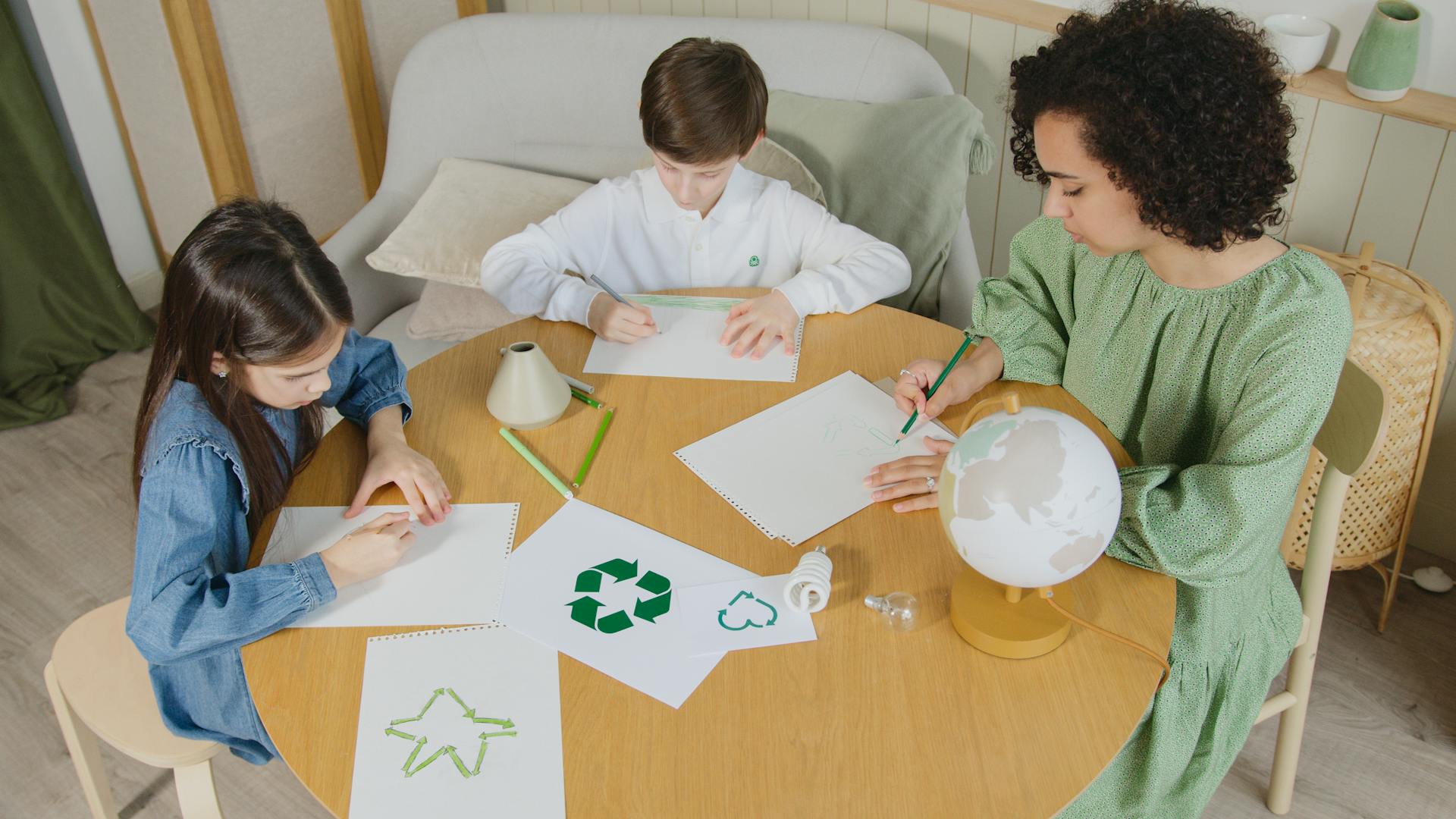 Enfants dessinant sur le thème de l'écologie.