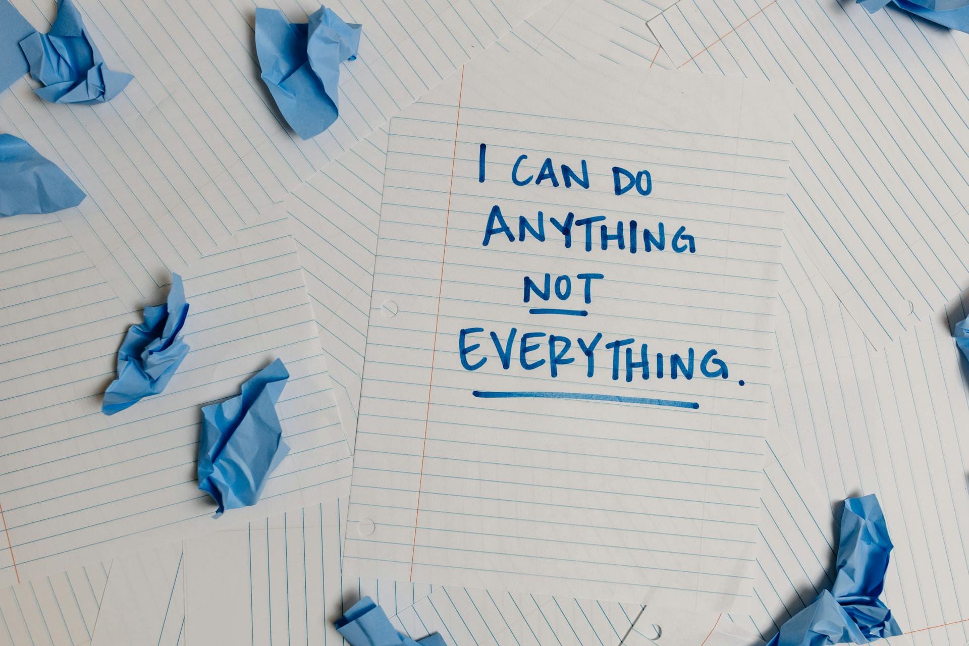 Citation inspirante sur papier ligné entouré de boules.