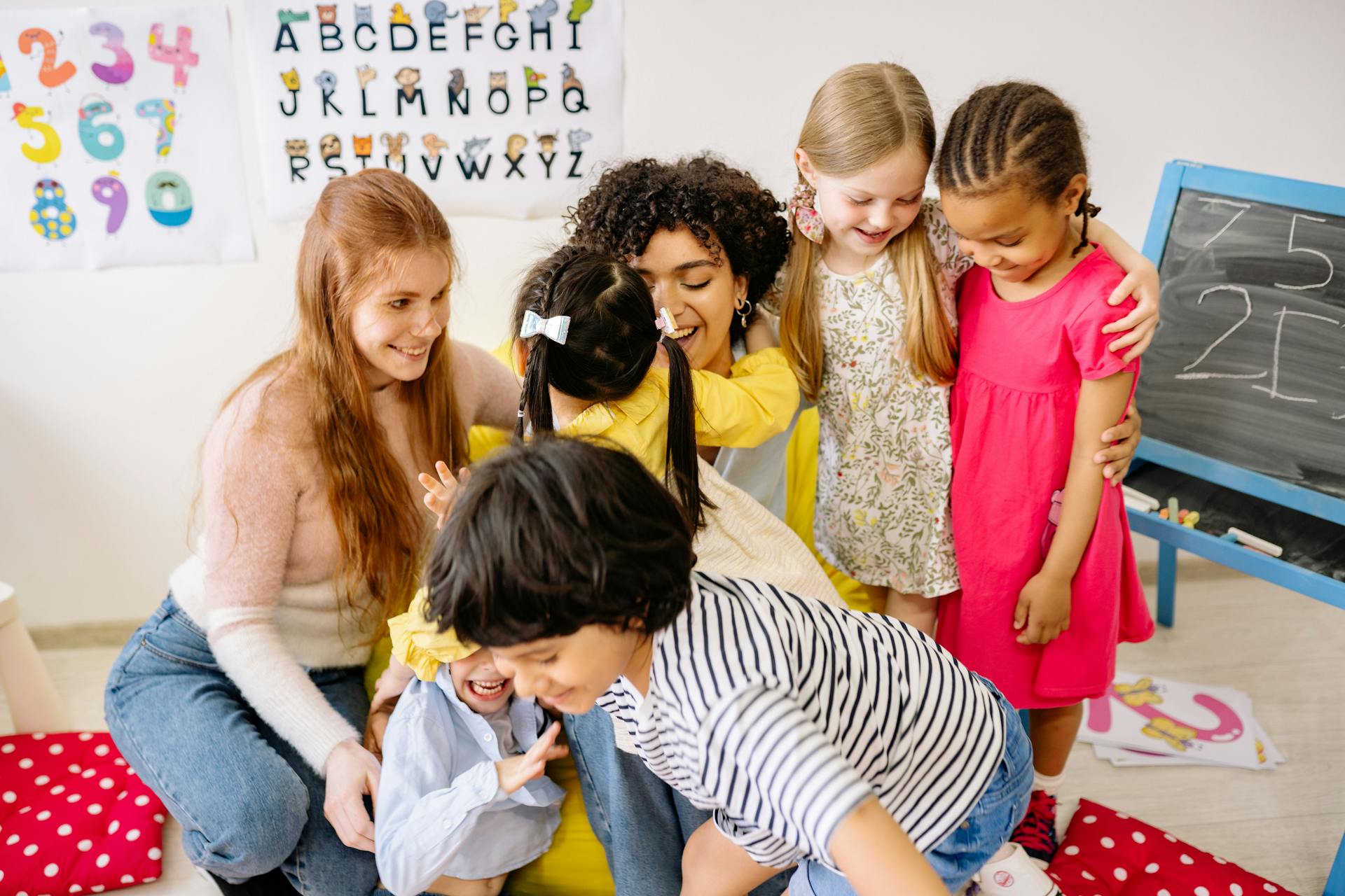 Enfants et enseignante dans une salle de classe joyeuse.