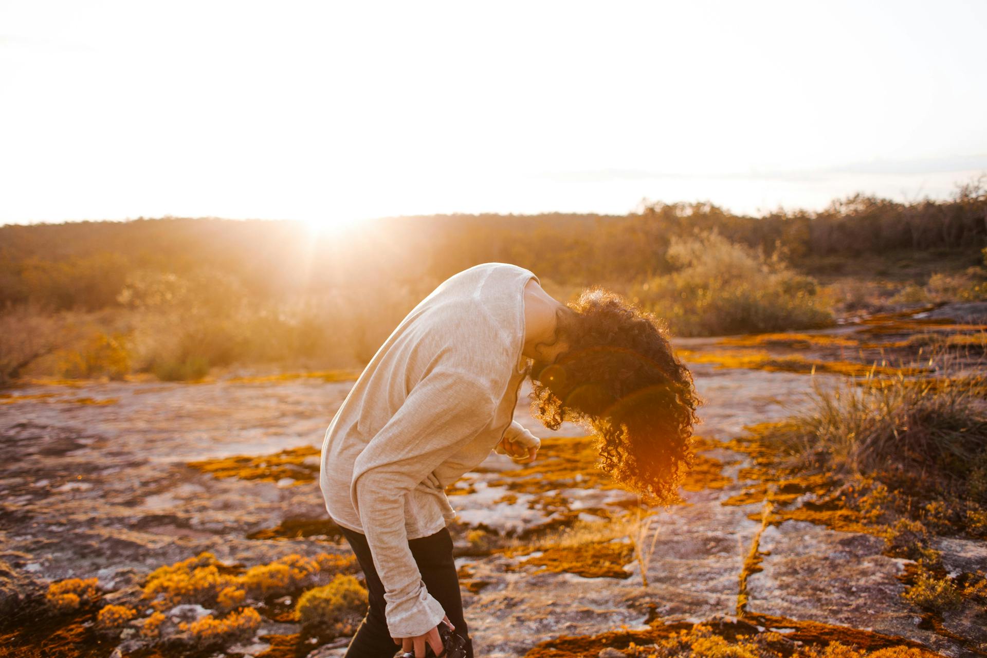 Personne devant un coucher de soleil naturel