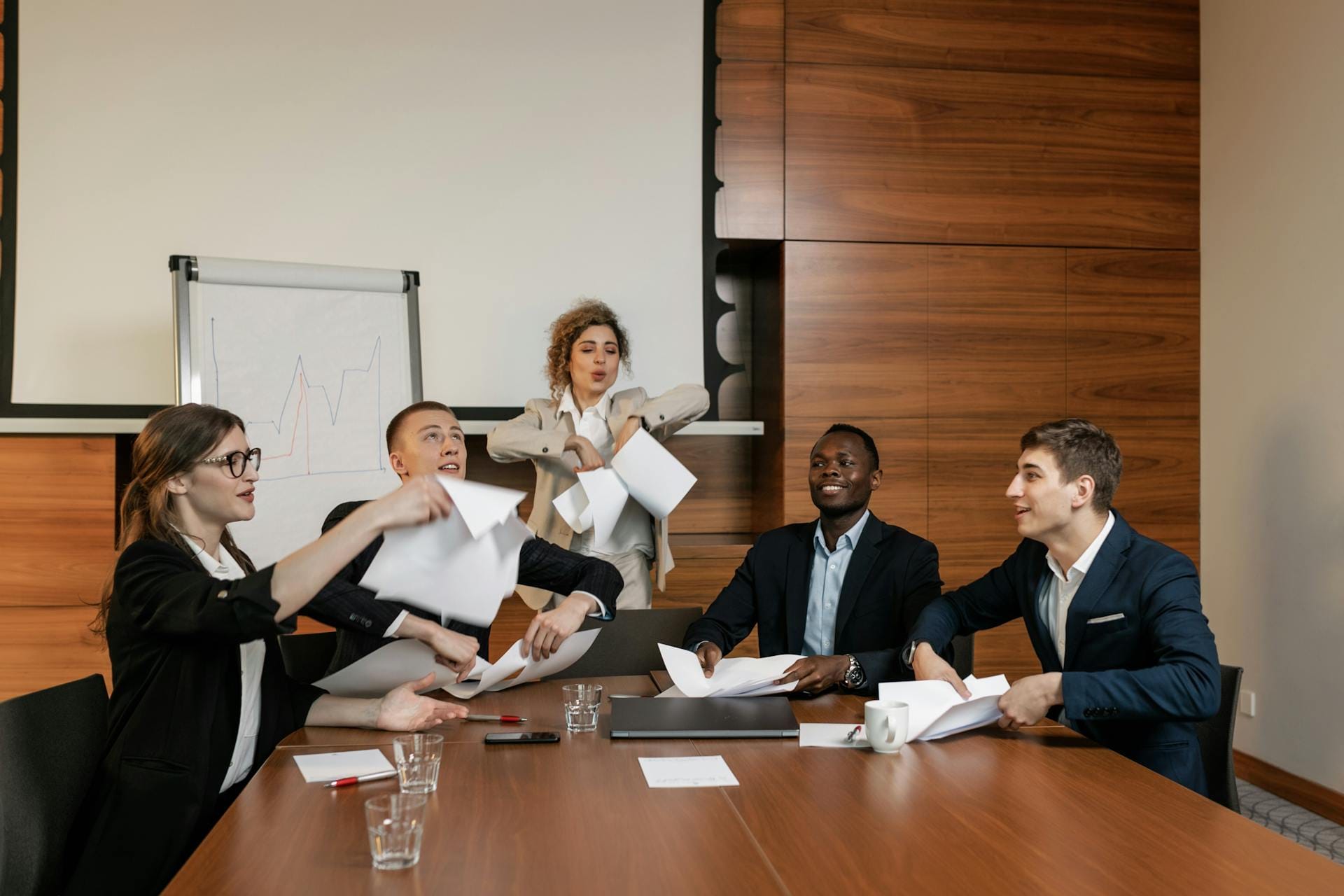 Réunion de travail avec documents partagés.