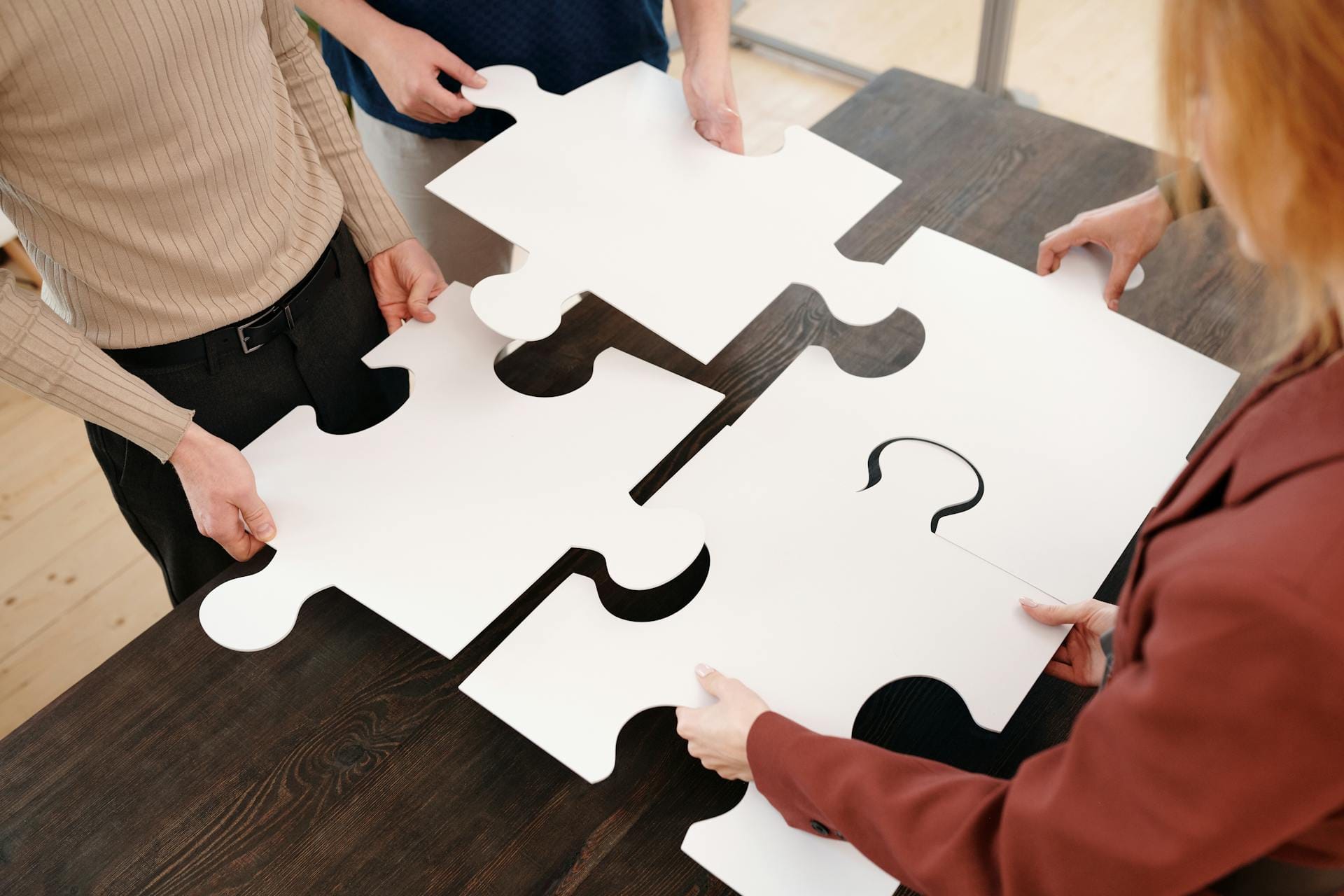 Personnes assemblant des pièces de puzzle.