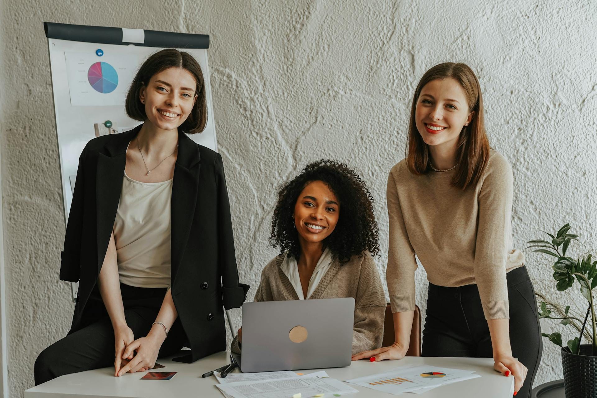 Trois femmes collaborant autour d'un ordinateur portable.