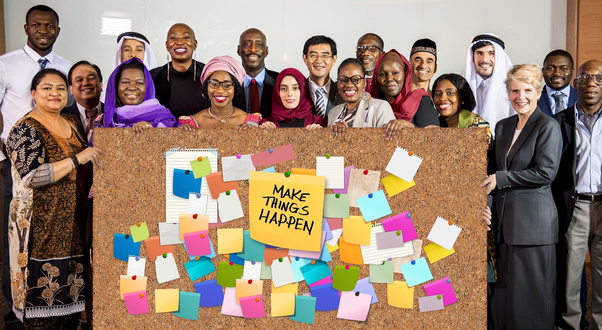 Personnes souriantes devant un panneau de motivation.
