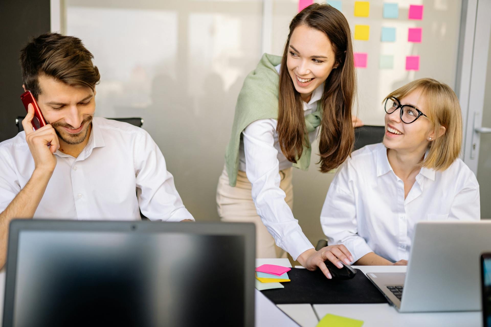 Collègues souriants travaillant ensemble au bureau.