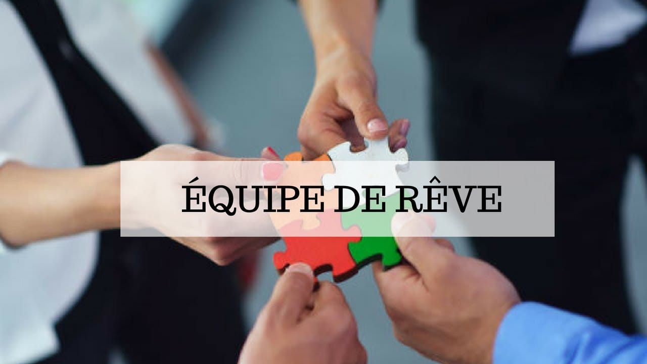 Quatre mains assemblent un puzzle multicolore.