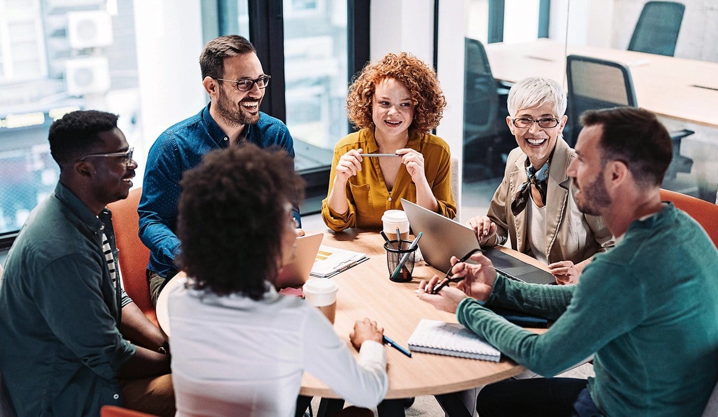 Collaboration de groupe en réunion professionnelle.